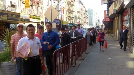 求職者在中華公所門外排起長隊，分批入場。