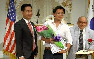 傳遞慈善力量 紐約韓裔律師頒兩萬獎學金