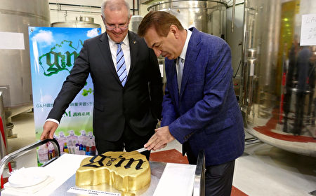 今年8月，G&M迎来了21周年的生日。图为董事长Zvonko Jordanov先生切开蛋糕。（安平雅／大纪元）