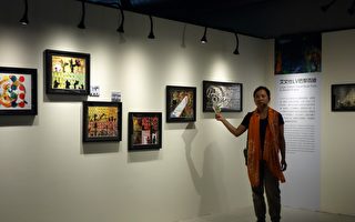 策展人林莉菁導覽比利時漫畫大師艾文仕亞洲首展，《狂歡夜寂寞》、《我們愛藝術》、《花豹紳士》及《艾文仕LV巴黎百繪》等系列作品。（黃玉燕／大紀元）