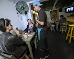 哥倫比亞首家聽障人酒吧 點餐請用手語