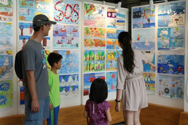“漫画FUN一夏”活动，12日在竹东动漫园区举办成果展，透过漫画宣导“气候变迁”的重要议题。（新竹县政府提供）
