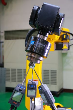 工研院自主開發eMIO機器人控制器平台，可有效提升機器手臂的絕對精度，使其成功跨越±0.25mm航太加工誤差範圍的高門檻，比起國際精度校正軟體廠商的技術效果更為優異。（賴月貴／大紀元）