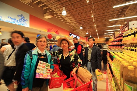 两位女士顾客都表示，喜欢大华超市的品质、价位。左为来自新疆伊犁的杨女士，右为来自台湾的刘女士和先生。（刘芸/大纪元）