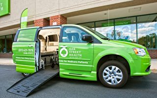 橡树街诊所亮绿色专车，免费接送病人就诊。（Oak Street Health提供）