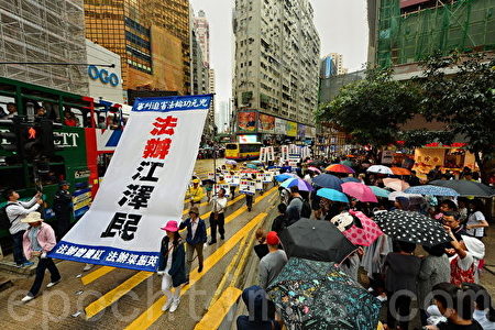 图为2017年4月25日法轮功“四．二五”万人和平大上访18周年的日子。香港法轮功学员4月23日举行反迫害集会游行，震憾不少大陆游客。（宋碧龙/大纪元）