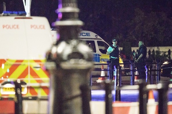 英國女王伊麗莎白二世的白金漢宮外,25日晚間一名持刀男子攻擊警察後被捕。 (Leon Neal/Getty Images)