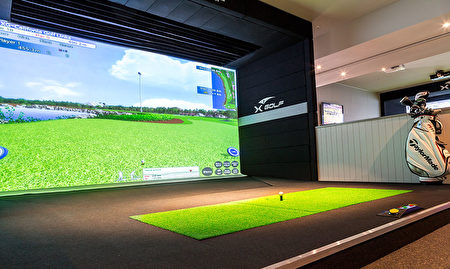室内高尔夫是一种新式娱乐方式，利用现代高科技模拟器使玩家有一种身临球场的感受。（The House of Golf提供）