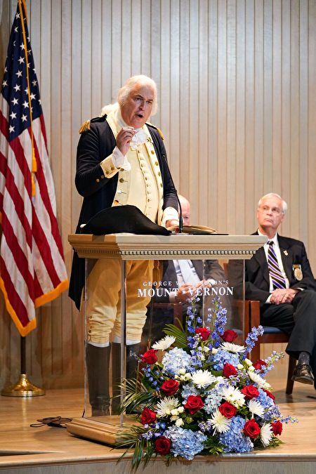 乔治·华盛顿扮演者介绍华盛顿总统与紫心勋章的关系。 （石青云／大纪元） 