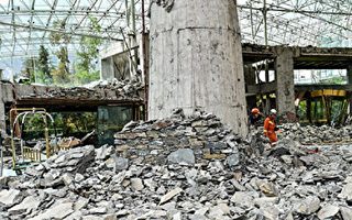 8月10日，九寨沟7级地震后的九寨天堂洲际大饭店成了一片瓦砾。至于对九寨沟地震的捐款，民意大降，均因中共贪腐或者用善款维稳。(STR/AFP/Getty Images)