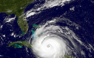 被称为10年来大西洋最强的飓风艾玛，正以每小时180英里的速度向美国佛州逼近。 (NOAA GOES Project/Getty Images)