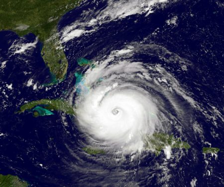 被称为10年来大西洋最强的飓风艾玛，正以每小时180英里的速度向美国佛州逼近。