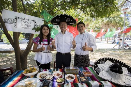 市长林智坚与外国友人及传统美食。（新竹市府提供）
