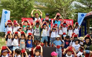 “2017爱心小猪公助学嘉年华”活动，上千位来自新竹县私立幼儿园的老师、小朋友与家长热情共襄盛举，将之前认养的小猪公聚在一起，一起参与扶幼助学行动。（新竹家扶中心提供）