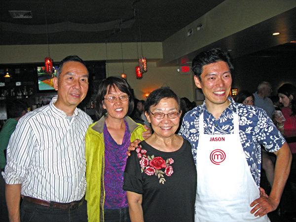 王凱傑（右起）和姑媽王瑞雲、馮瑤校長等人合影。(馮文鸞/大紀元)
