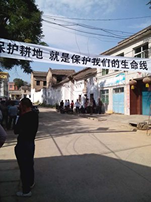 9月20日，山西晉城市澤州縣巴公鎮西郜村數百村民聚集在村口，抗議晉鋼集團強占1300畝土地，賠償不公。（受訪者提供）