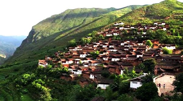 雲南石頭城－巨石上的奇特村莊。（公有領域）
