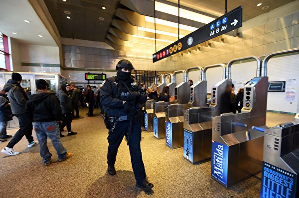 根據統計，2016年在紐約有近萬人因逃票被捕。圖為2016年3月22 日發生恐怖攻擊事件後，警察在地鐵站加強巡邏。（JEWEL SAMAD /Getty Images)