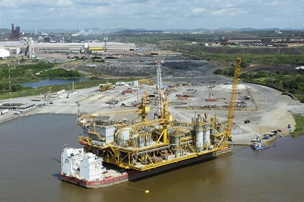 委內瑞拉前能源部部長拉米雷斯（Rafael Ramirez）在2011年稱，委內瑞拉將用石油來償還中方貸款。圖為2011年7月28日，委內瑞拉國有石油公司PDVSA在委內瑞拉的奧里諾科河（Orinoco）首建的石油平台。(RAMON SAHMKOW/AFP/Getty Images)