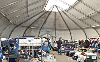 ９月13日，圣地亚哥市市长Kevin Faulconer召开新闻发布会，表示计划设立大帐篷，为生活在大街上的数百流浪者提供临时庇护所。图为圣地亚哥慈善机构Alpha Project为无家可归者搭建的临时住处。（大纪元）