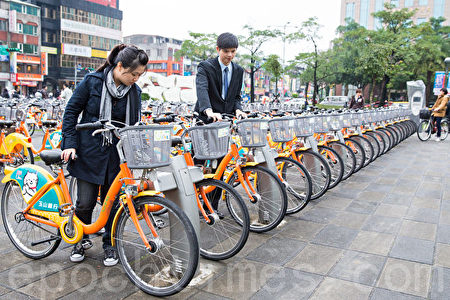 台北的共用单车无一处不是排列得整整齐齐，也没有人看管，再一打听，台湾的共用单车不仅收费低廉，而且不要押金！（陈柏州／大纪元）