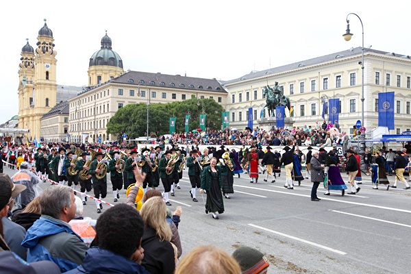 圖片右上角的青銅像是十月節主人、巴伐利亞國王路德維希一世，騎在高頭大馬上，彷彿在注視著後人。（黃芩／大紀元）