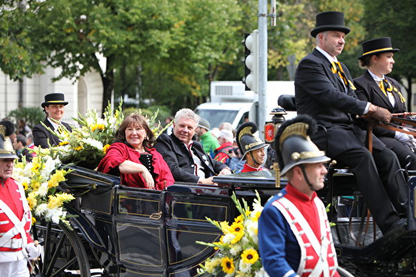 慕尼黑市長Dieter Reiter和夫人的馬車，他們是這一天的主人，州長的車都在他們之後。（黃芩／大紀元）
