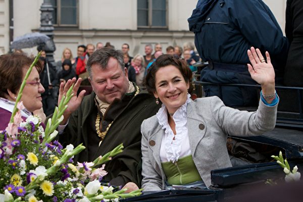 慕尼黑第二市長Josef Schmid和夫人（黃芩／大紀元）