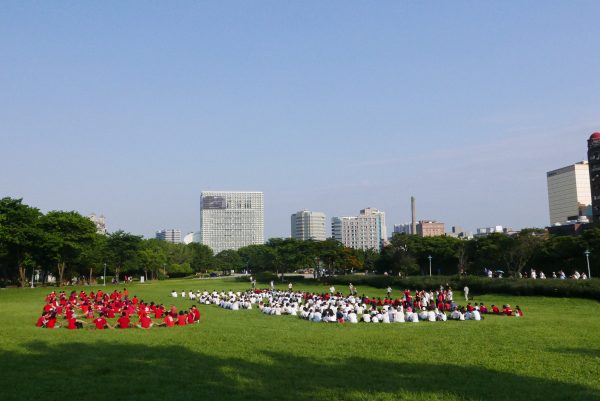 李明哲救援大隊率領民眾在台北市中央藝文公園人體排字，要求中國政府立即放人。 （郭曜榮／大紀元） 