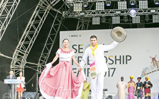 組圖：首爾地球村聯歡會 各國大使傳統服裝秀展