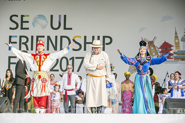 15個國家35名大使夫婦及子女上台表演「世界傳統服裝秀」。（全景林／大紀元）