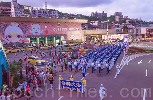 台湾中元节民俗放水灯抢孤 传承百余年历史