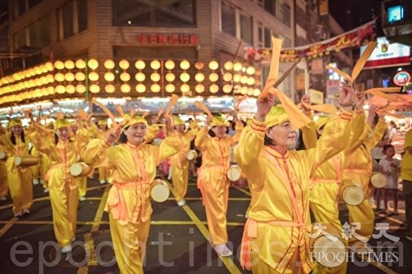 台湾中元节民俗放水灯抢孤 传承百余年历史