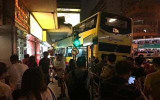 香港巴士失控冲撞人行道 3死27伤