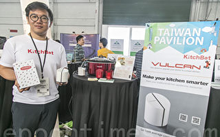 麒趣科技行銷長劉繼元和他們研發的「Vulcan」智能溫控插座。（曹景哲／大紀元）