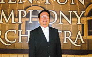 2017年9月29日晚上，台南赞美乐器负责人、小提琴老师张美德观赏神韵交响乐团在台南市立文化中心的演出。（孙帼英／大纪元）