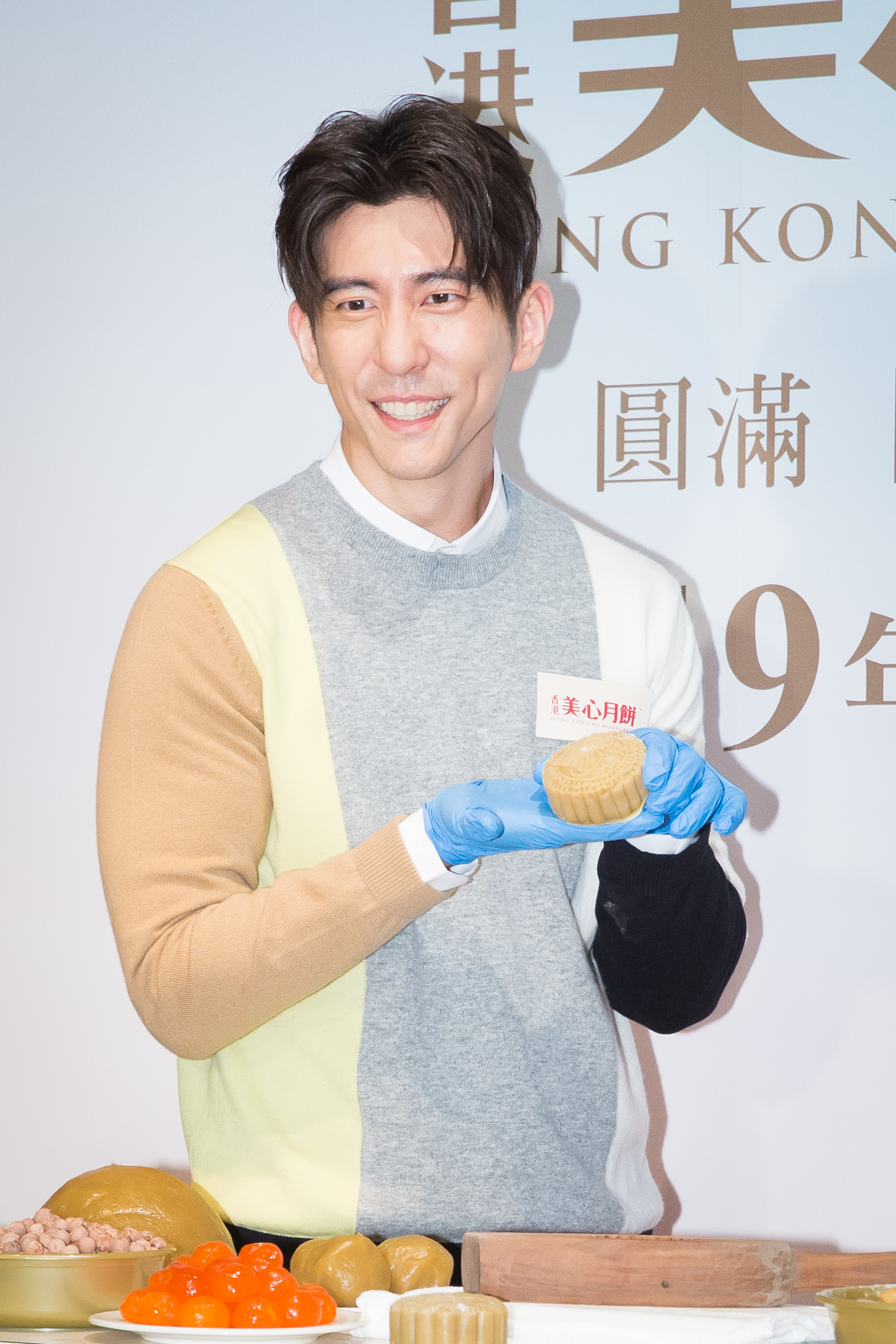 修杰楷13日學作廣式月餅。(陳柏州/大紀元)