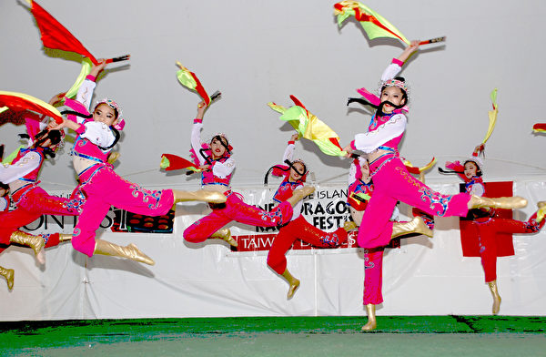 “中华民俗艺术工作坊”的舞蹈表演。(王尚德/大纪元)