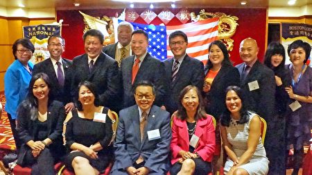 波士顿同源会前3任会长与邀请来的华裔民选政要合影。(黄剑宇/大纪元)