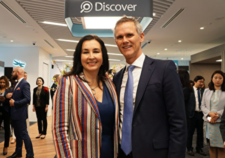 零售经销商总经理的Catriona Noble（左）和澳新银行集团董事Fred Ohlsson（右）出席重新开张仪式。（燕楠/大纪元）