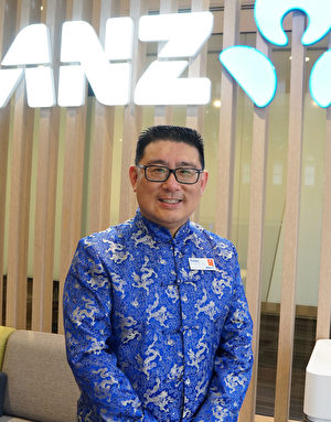 澳新銀行唐人街分行經理Peter Cai表示將更好地服務亞裔社區。（燕楠/大紀元）