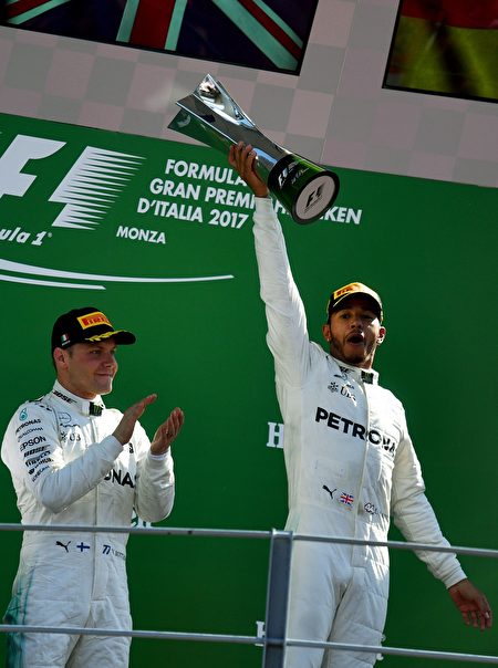 奔馳車隊的兩位車手攬下了意大利站的前兩名，奪冠的小漢（右）在個人積分榜上反超維特爾處於領先位置。(ANDREJ ISAKOVIC/AFP/Getty Images)