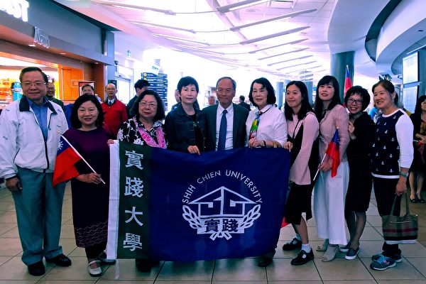 图：台湾侨务委员长吴新兴博士飞抵温哥华，受到大温哥华侨学界的热烈欢迎。 （邱晨/大纪元）
