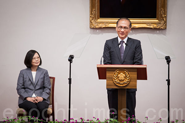 即將卸任的行政院長林全（右）9月5日出席總統府記者會表示，感謝總統蔡英文（左）給他的支持。（陳柏州／大紀元）