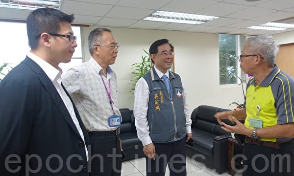 金门县副县长吴成典（左3）特地前往塔山发电厂了解状况。右1为塔山发电厂厂长陈文宽。（简源良／大纪元）
