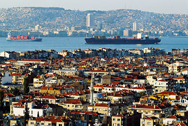  土耳其伊茲密爾市愛琴海的伊茲密爾灣。（GURCAN OZTURK/AFP/Getty Images ）