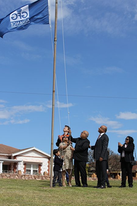 9月1日，南澳工業城市懷亞拉為迎接GFG Alliance執行主席古普塔（Sanjeev Gupta）和他的團隊舉行了集會和遊行。圖為歡迎儀式后，古普塔一家三代在懷亞拉城市地標處升旗。（劉珍/大紀元）