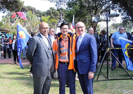 怀亚拉钢铁厂华裔工程师弗朗基．曾（Frankie Tsang）（中）与南澳州长韦瑟里尔（Jay Weatherill）（右）和GFG Allianse总裁古普塔先生（左）合影。（刘珍/大纪元）