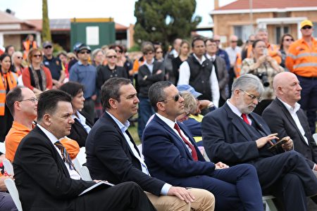 9月1日，南澳工業城市懷亞拉為迎接GFG Alliance執行主席古普塔（Sanjeev Gupta）和他的團隊舉行了集會和遊行。圖為參加歡迎儀式的政要。（劉珍/大紀元）