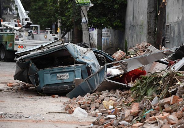 發生8.2級地震後，9月8日墨西哥城東部一條街上建築坍塌。（ AFP PHOTO / ALFREDO ESTRELLA）